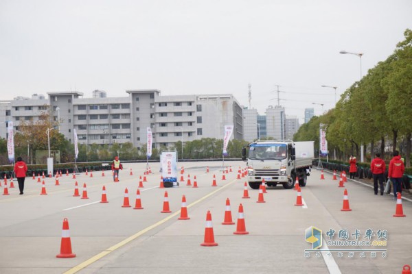 总决赛入围选手驾驶帅铃全能卡车智能版