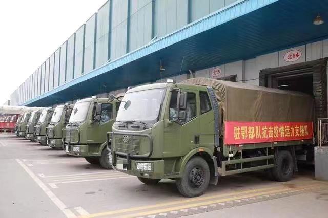 解放军运输武汉市民生活物资,解放军车协同配送